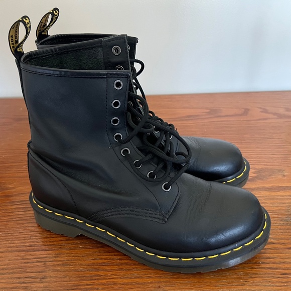 Dr. Martens; Doc Martens; Doc’s Shoes - Women’s Doc Martens 1860 Black Leather Lace-up Boots sz 9